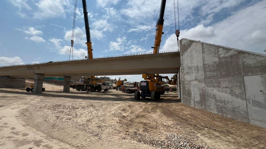 El nuevo puente de la CV-95 en San Miguel de Salinas ya tiene estructura