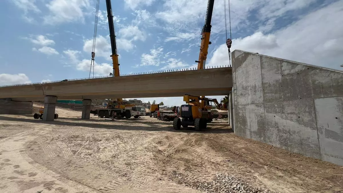 El nuevo puente de la CV-95 en San Miguel de Salinas ya tiene estructura