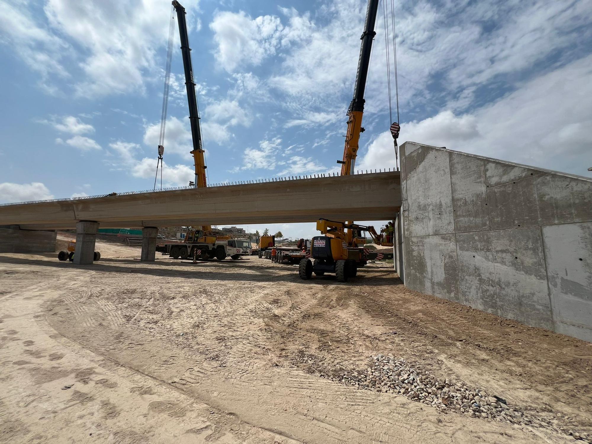 Ya faltal menos para completar el nuevo puente sobre la CV-95 en San Miguel de Salinas
