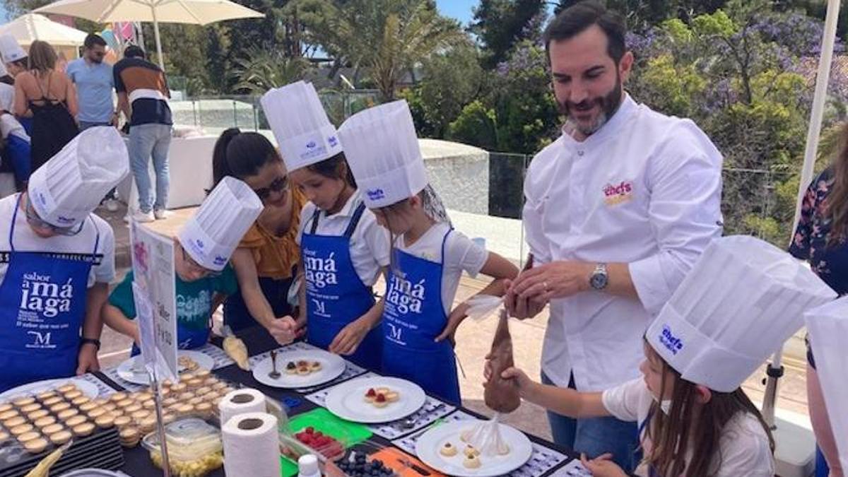 Mario Sandoval, uno de los cocineros que participan en la jornada, en uno de los talleres