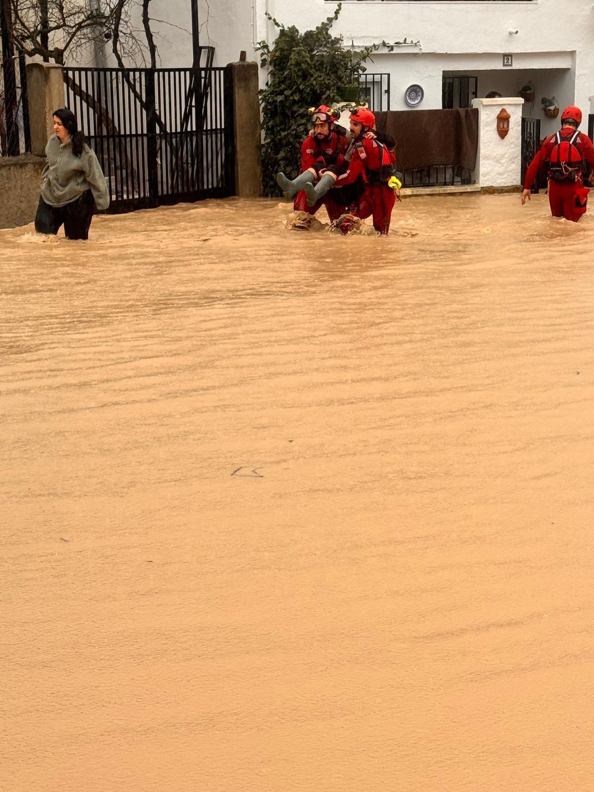 Bomberos de la Diputación desalojando vecinos en el Tarajal (Priego de Córdoba).