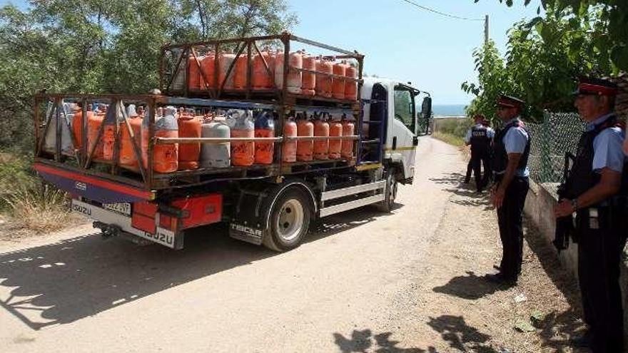 Un camión retira parte de las más de cien bombonas que se acumulaban en la casa de Alcanar.