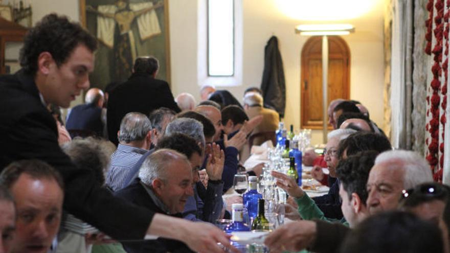 Los cofrades, ayer en la tradicional comida de hermandad celebrada en la víspera de la romería.