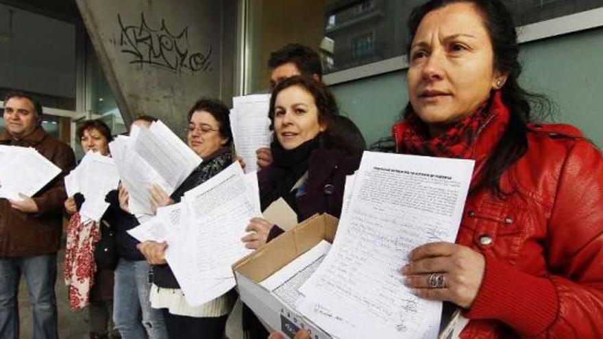 Padres de alumnos de Valadares, ayer, en la entrega de las más de 6.000 firmas.  // Jorge Santomé