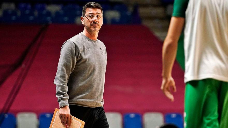 Fotis Katsikaris, pizarra en mano, durante un entrenamiento preparatorio del partido de este martes frente al AS Monaco. | UNICAJAB/FOTOPRESS