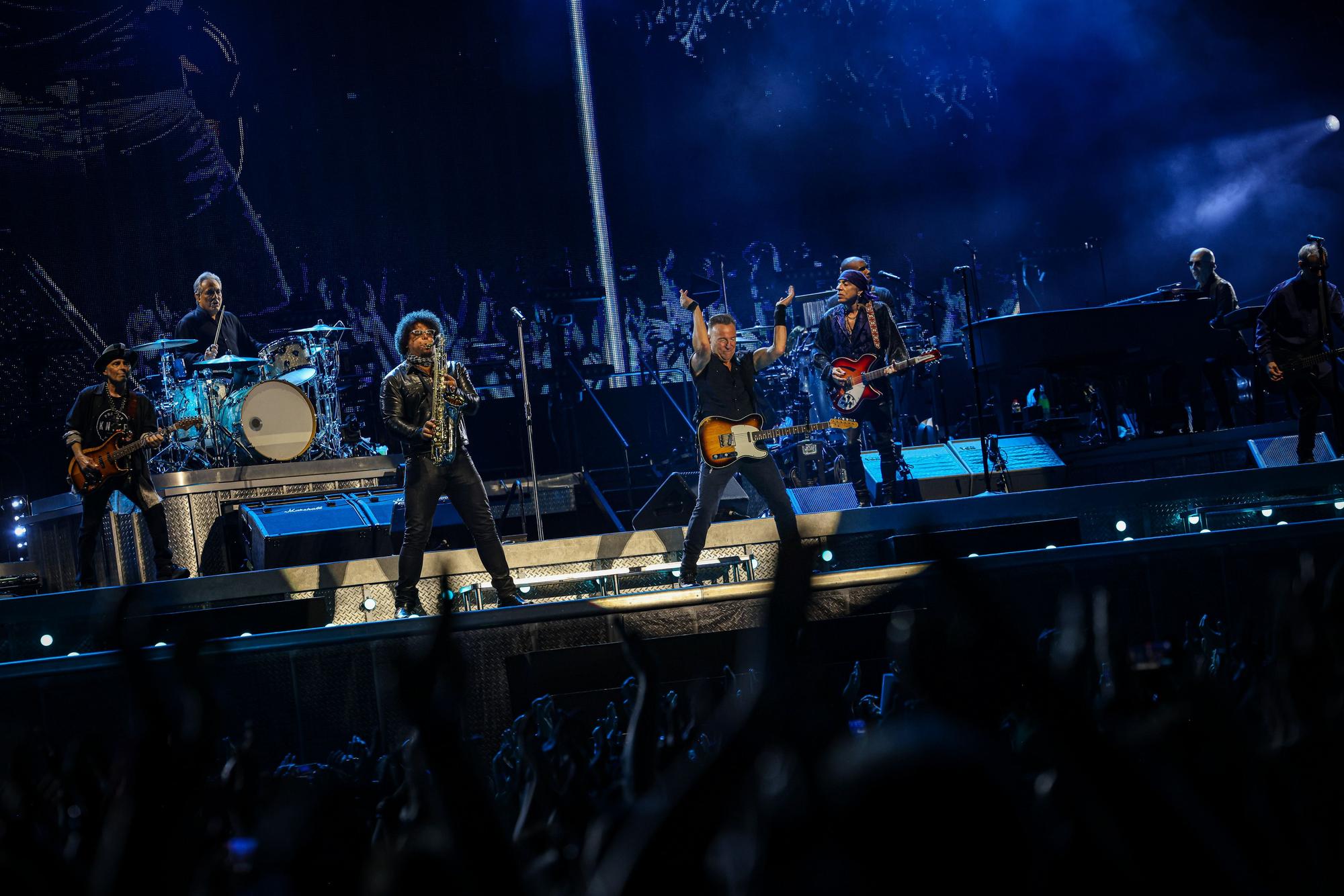 Bruce Springsteen pica de mans durant un moment del concert a l'Estadi Olímpic de Barcelona
