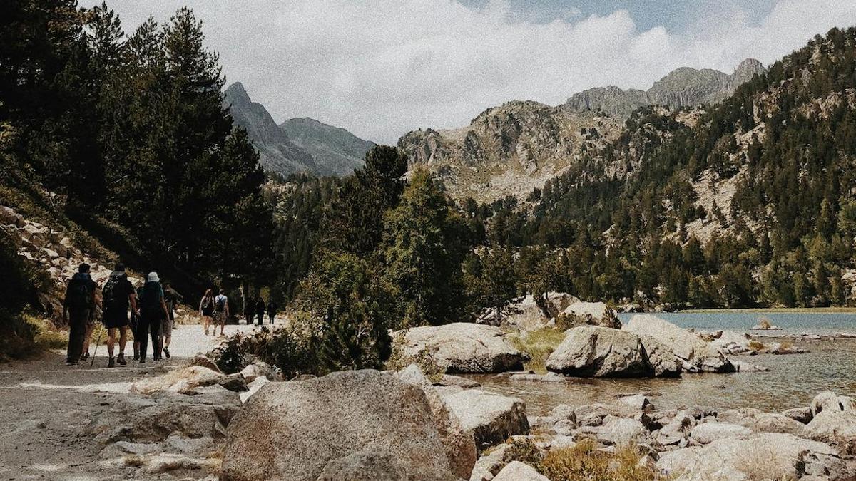 Caminantes en el Parc Nacional d’Aigüestortes i Estany de Sant Maurici