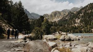 Caminantes en el Parc Nacional d’Aigüestortes i Estany de Sant Maurici