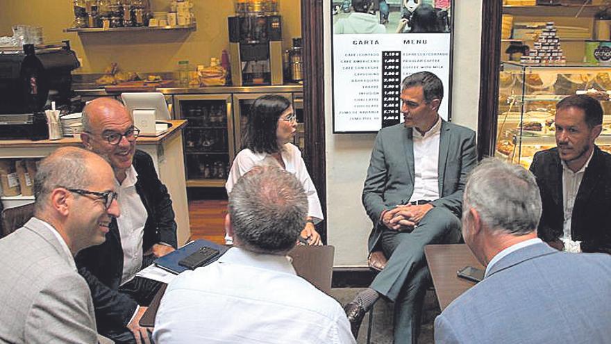 La comitiva presidencial en la cafetería Don Manuel.