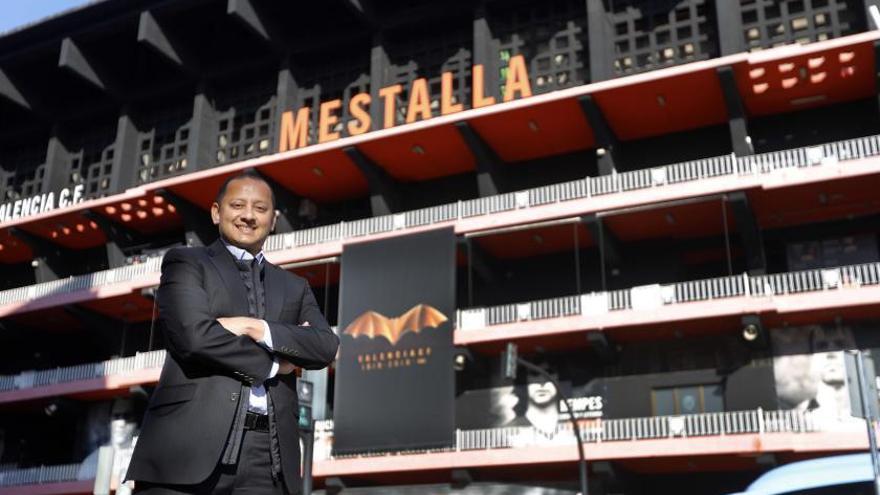 Anil Murthy posa
junto a Mestalla
el pasado mes de marzo .  m.a.montesinos | F. CALABUIG