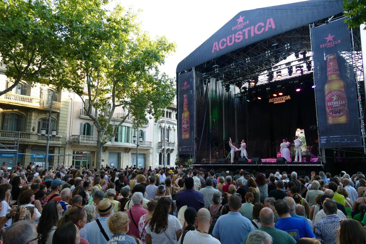 EN IMATGES | L'Acústica acaba amb tota la Rambla ballant al ritme de l'Orquestra Di-versiones, Locomía i Dj Paski EN IMATGES | L'Acústica acaba amb tota la Rambla ballant al ritme de l'Orquestra Di-versiones, Locomía i Dj Paski