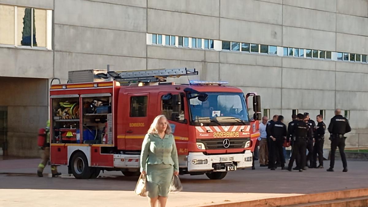 Galería | Nueva intervención de los bomberos en la Biblioteca Central de Cáceres
