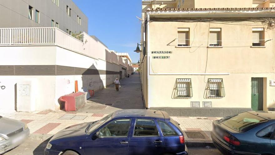 Calcinada una vivienda y herido un hombre en un incendio en Málaga