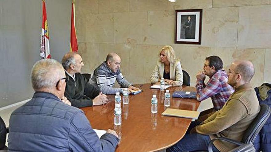 Los representantes de la coordinadora Pueblos Vivos presentan sus quejas al Procurador del Común.