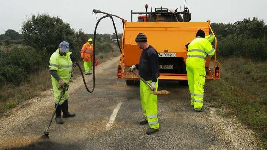 Trabajos de bacheo en vías zamoranas.