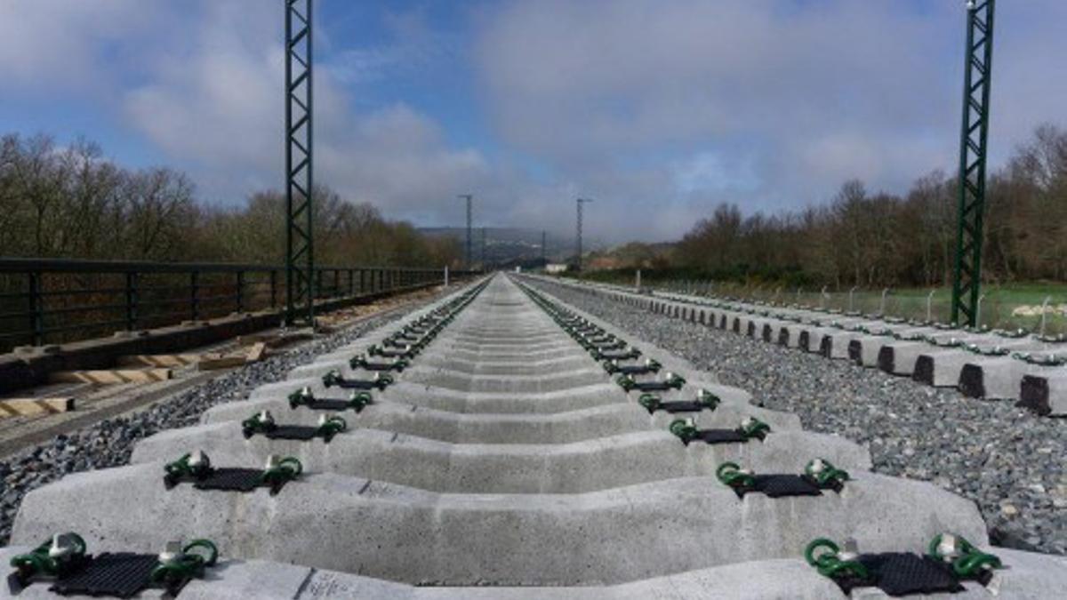 Adif reduce a 60 km/h un tramo de 20 km entre Madrid y Valladolid Adif reduce a 60 km/h un tramo de 20 km entre Madrid y Valladolid