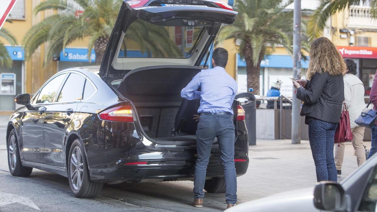 El conductor de un VTC recoge a una clienta.