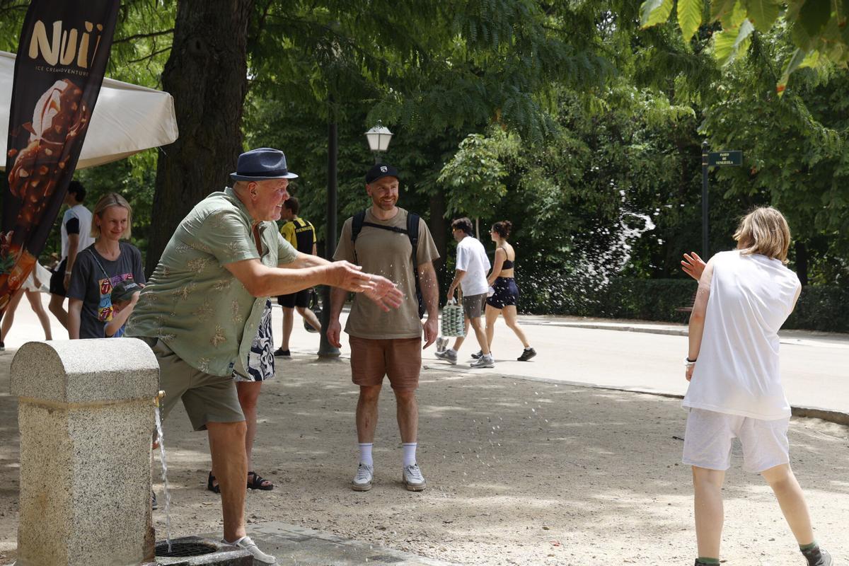 MADRID (ESPAÑA), 22/06/2026.- La ola de calor dejará mañana, martes, los termómetros por encima de los 40ºC en muchas zonas de la Comunidad de Madrid y temperaturas mínimas que podrían alcanzar 25 grados de forma puntual en el valle del Tajo, según la previsión de la Agencia Estatal de Meteorología (Aemet). EFE/ Maria Aguilella Pardo