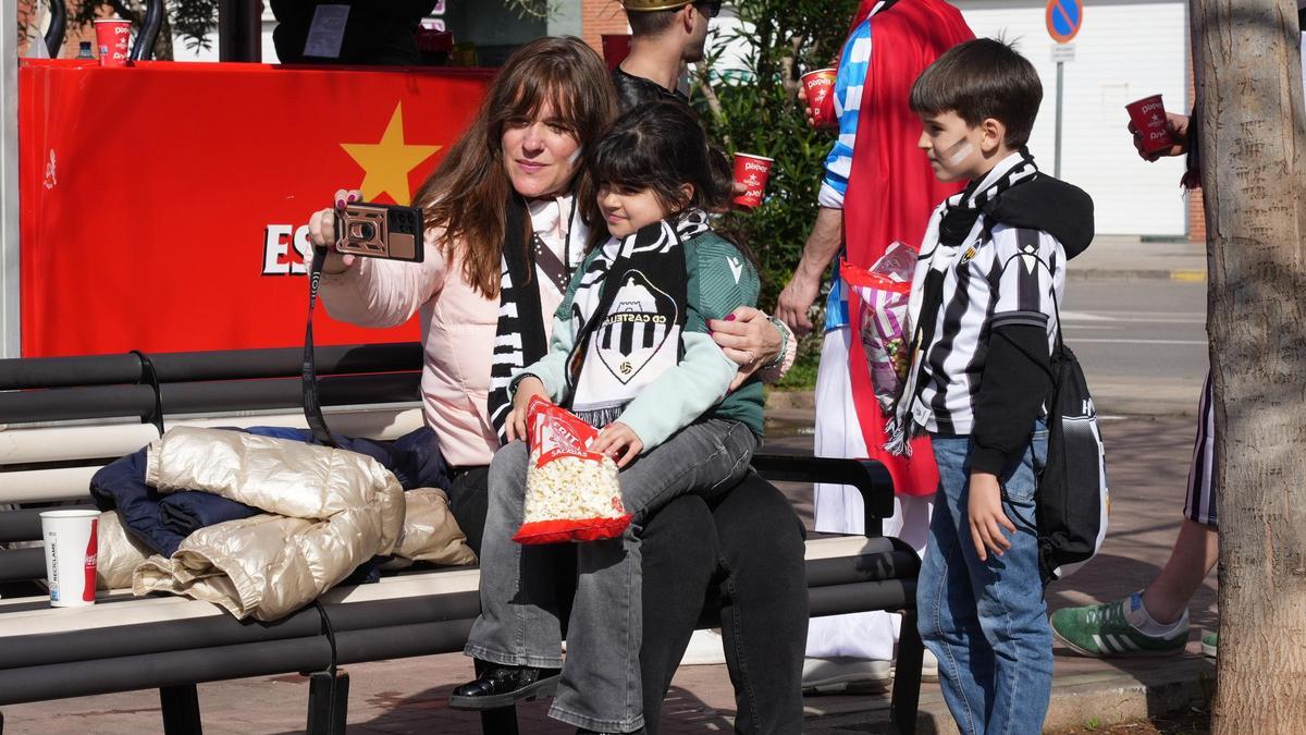 Aficionados albinegros, en la previa de un partido del Castellón.