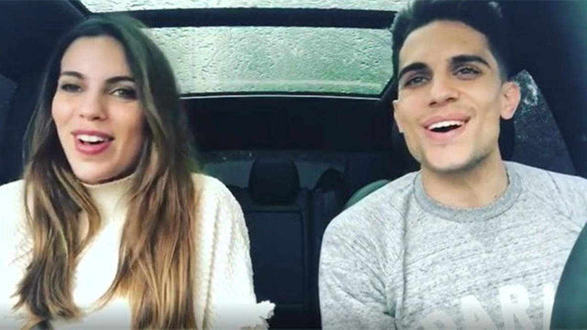 Marc Bartra y Melissa Jiménez se divierten cantando en el coche