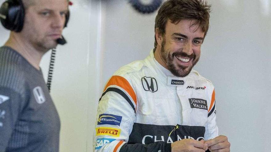 Fernando Alonso sonríe tras la sesión de calificación. // Efe