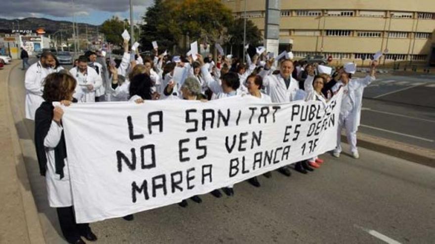 Varios médicos celebran una vigilia en Madrid para defender la sanidad pública