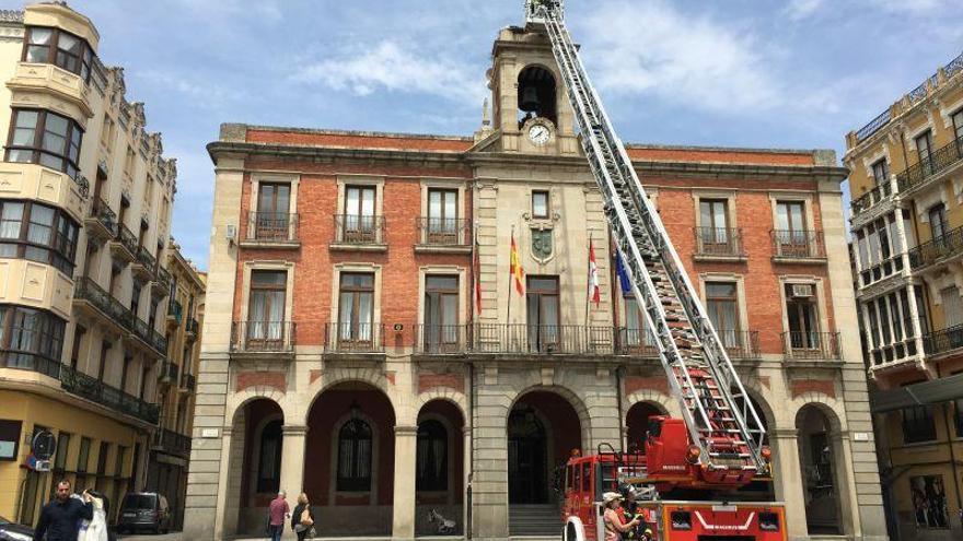 Los bomberos limpian la cubierta del Ayuntamiento de Zamora