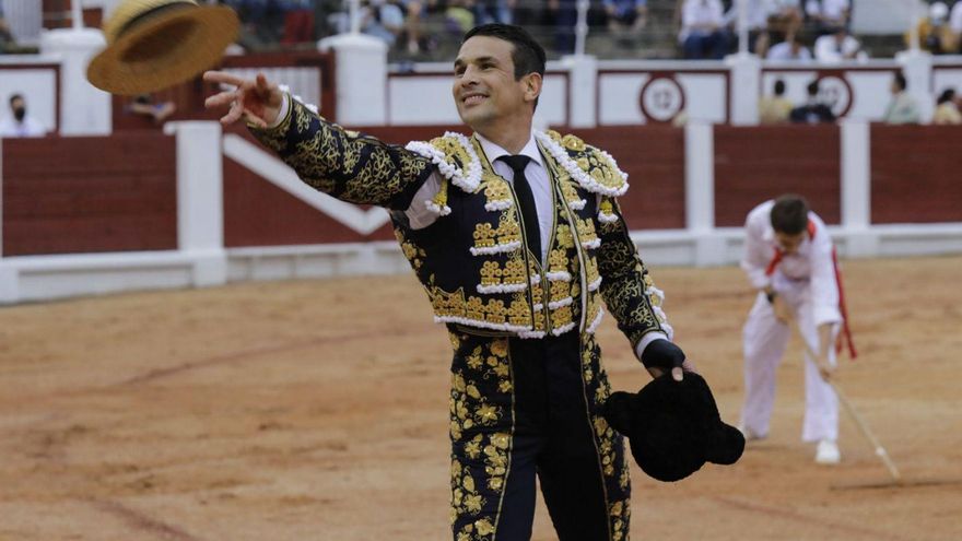José María Manzanares, dando una vuelta al ruedo en la plaza de El Bibio.