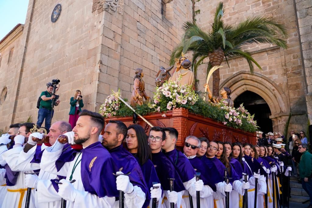 GALERÍA | La Burrina ya desfila y a Cáceres llega la apoteosis de la fe y la Pasión