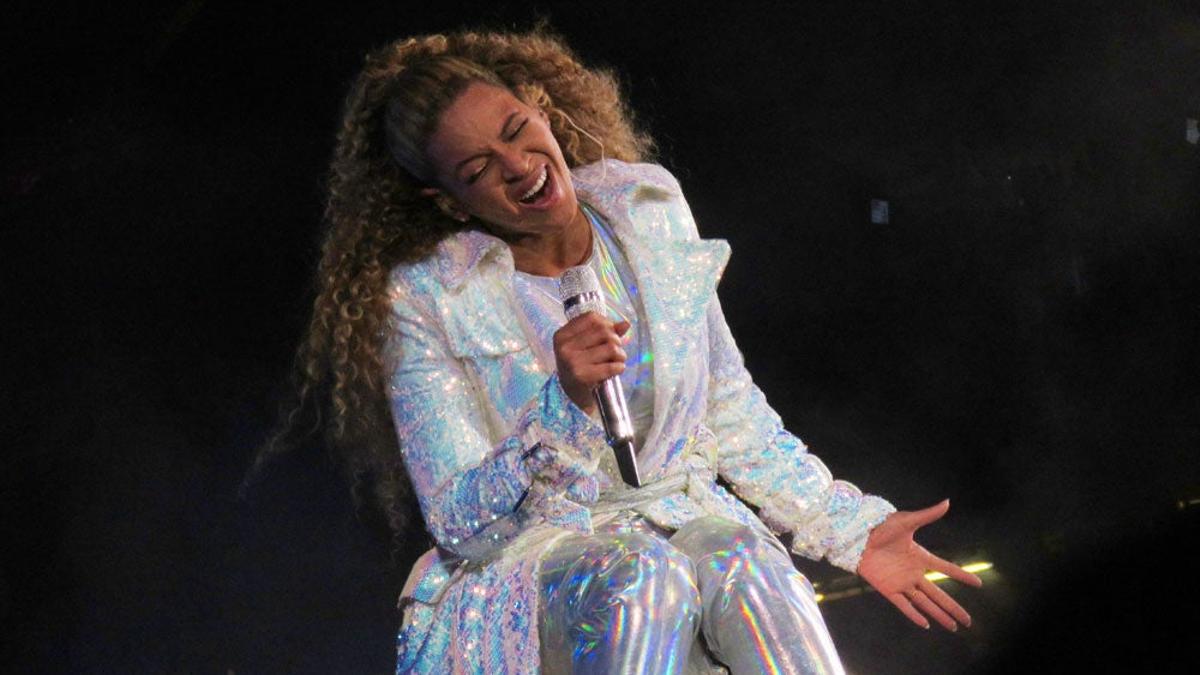 Beyoncé felicita a sus mellizos sobre el escenario