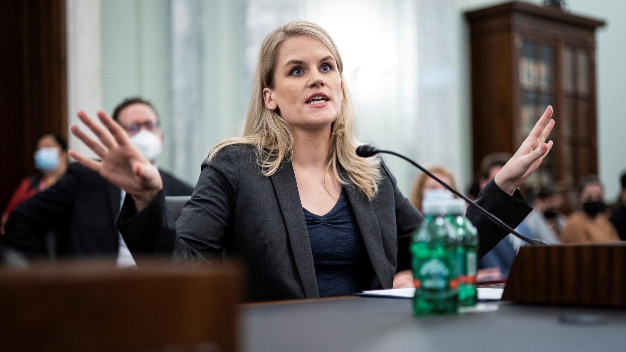 La exempleada de Facebook, Frances Haugen, durante su comparecencia ante la comisión de Comercio, Ciencia y Transportes del Senado de EEUU, este martes.