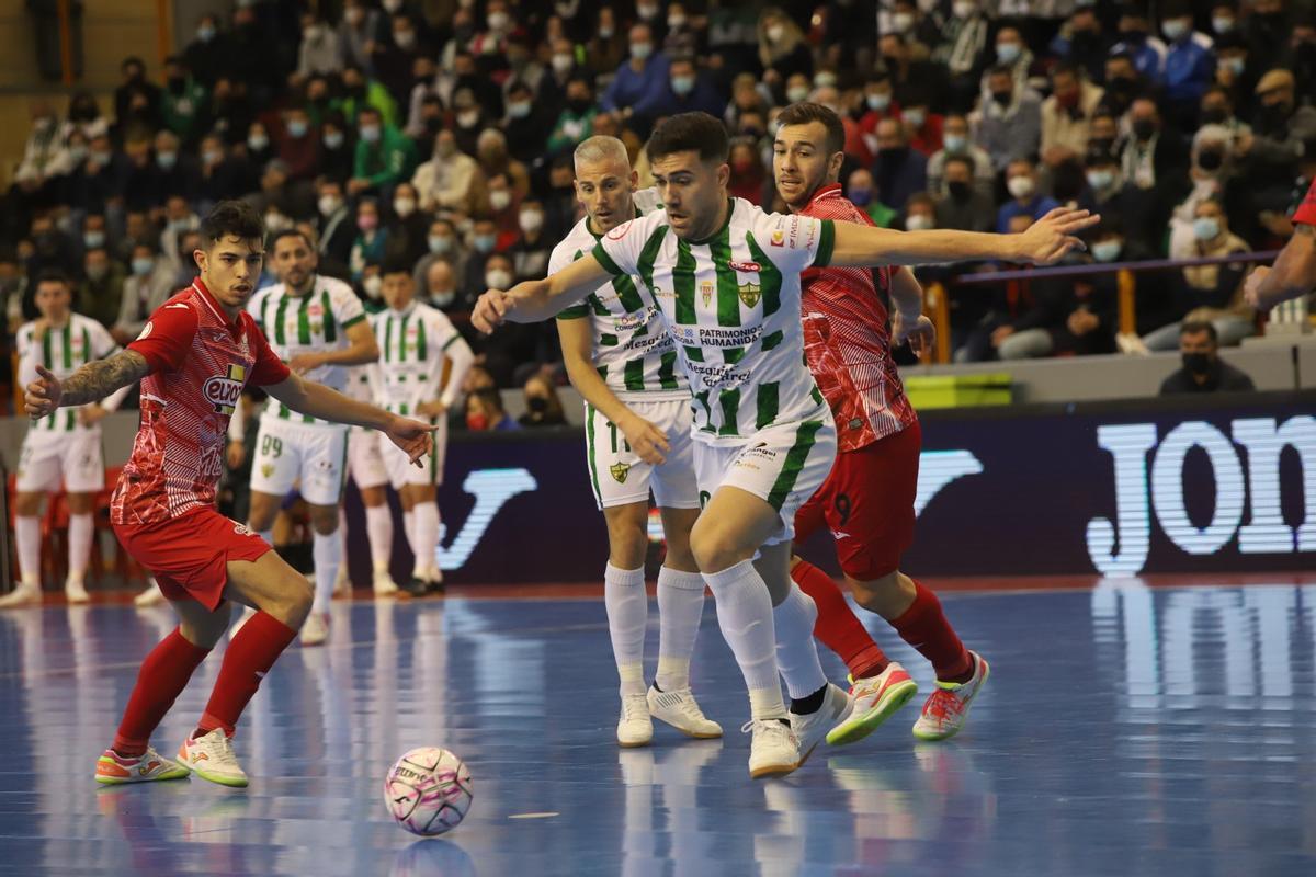 Alberto Saura conduce el balón en el partido entre el Córdoba Futsal y ElPozo Murcia en Vista Alegre.