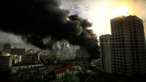 Una columna de fum s’eleva des del centre de Bangkok després de que l’Exèrcit tailandès obrís foc contra un campament de manifestants antigovernamentals.