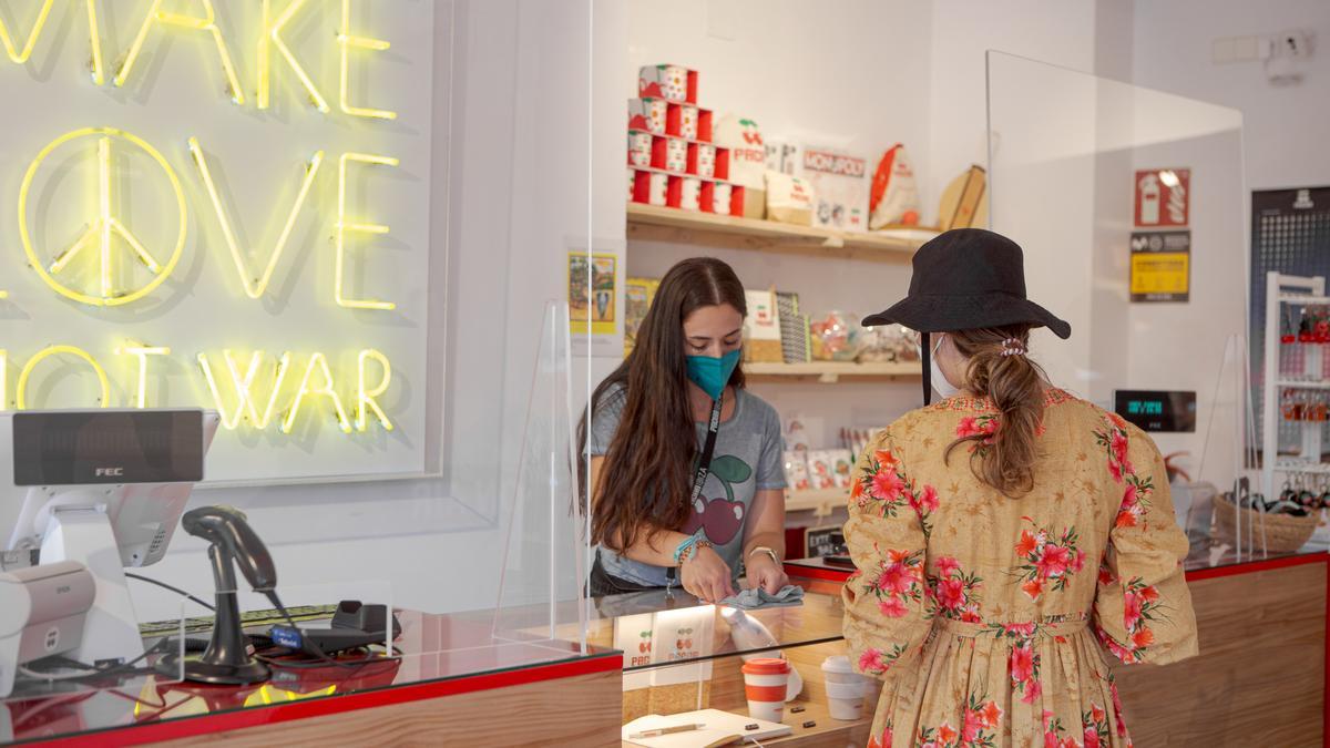 La tienda Pacha en el puerto de Ibiza abre todos los días de 10 de la mañana a 12 de la noche