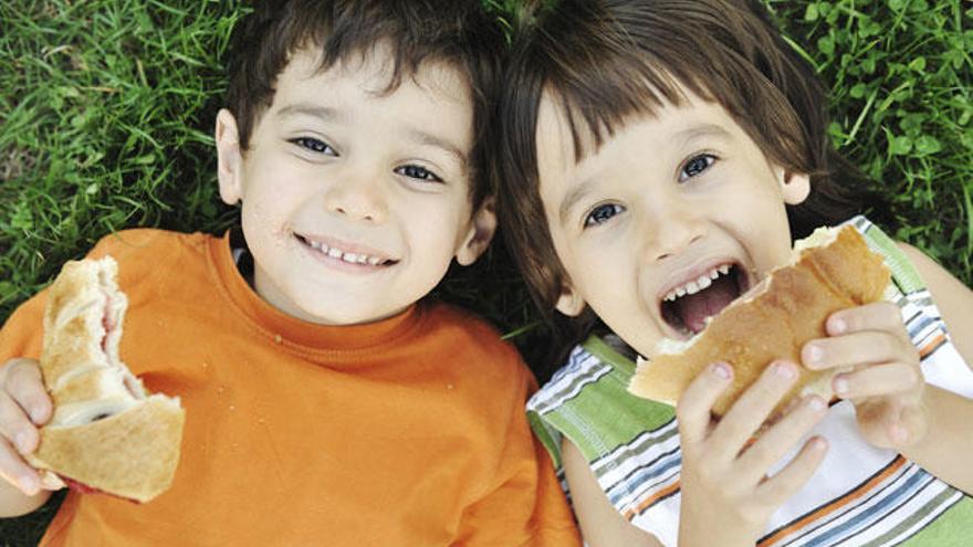 Cinco bocadillos sanos para la merienda de los niños.