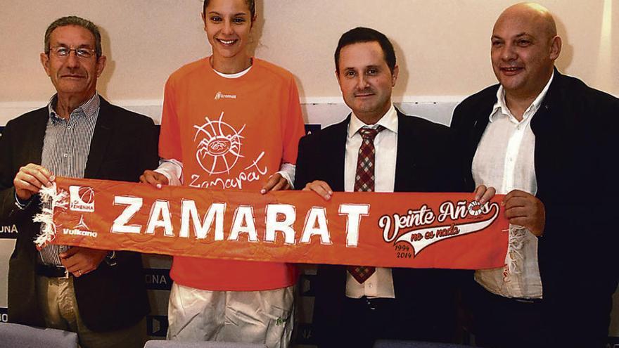 La jugadora italiana con representantes del CD Zamarat y Aquona en el acto de presentación.