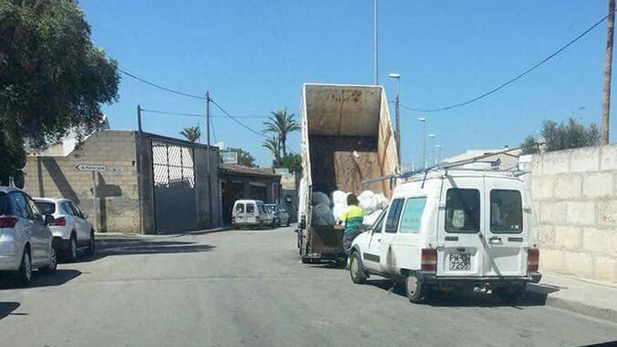 La brigada deposita los residuos en el área de emergencia.