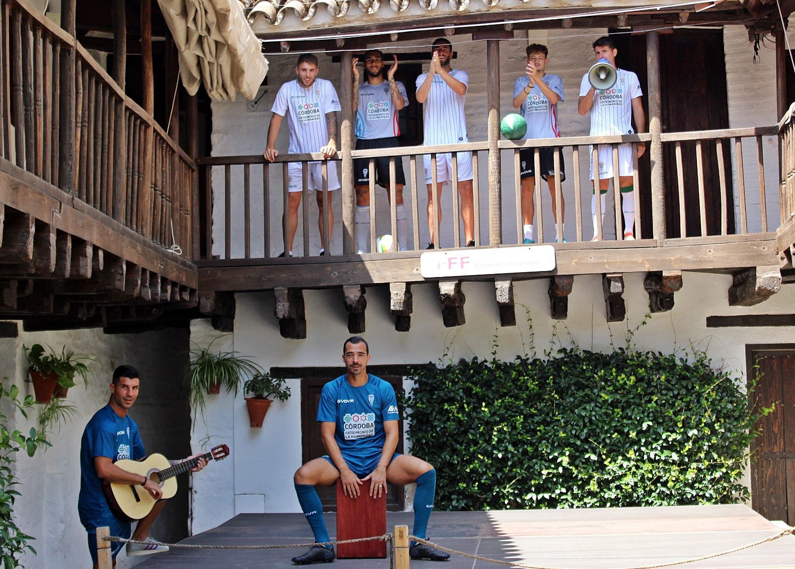 Los jugadores del Córdoba CF, enlas primeras imágenes con las nuevas equipaciones.