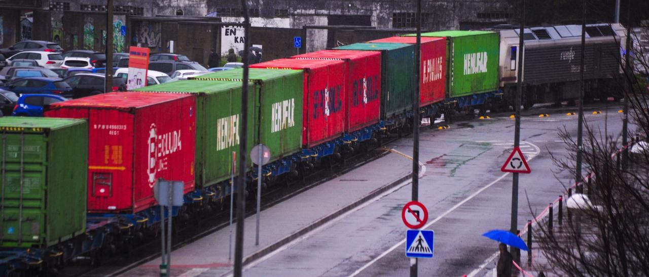 Tren de mercancías a su paso por el Puerto de Vilagarcía de Arousa.