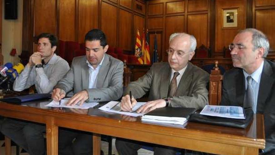 Imagen del acto de firma del contrato para la realización del nuevo PGOU de Alcoy.