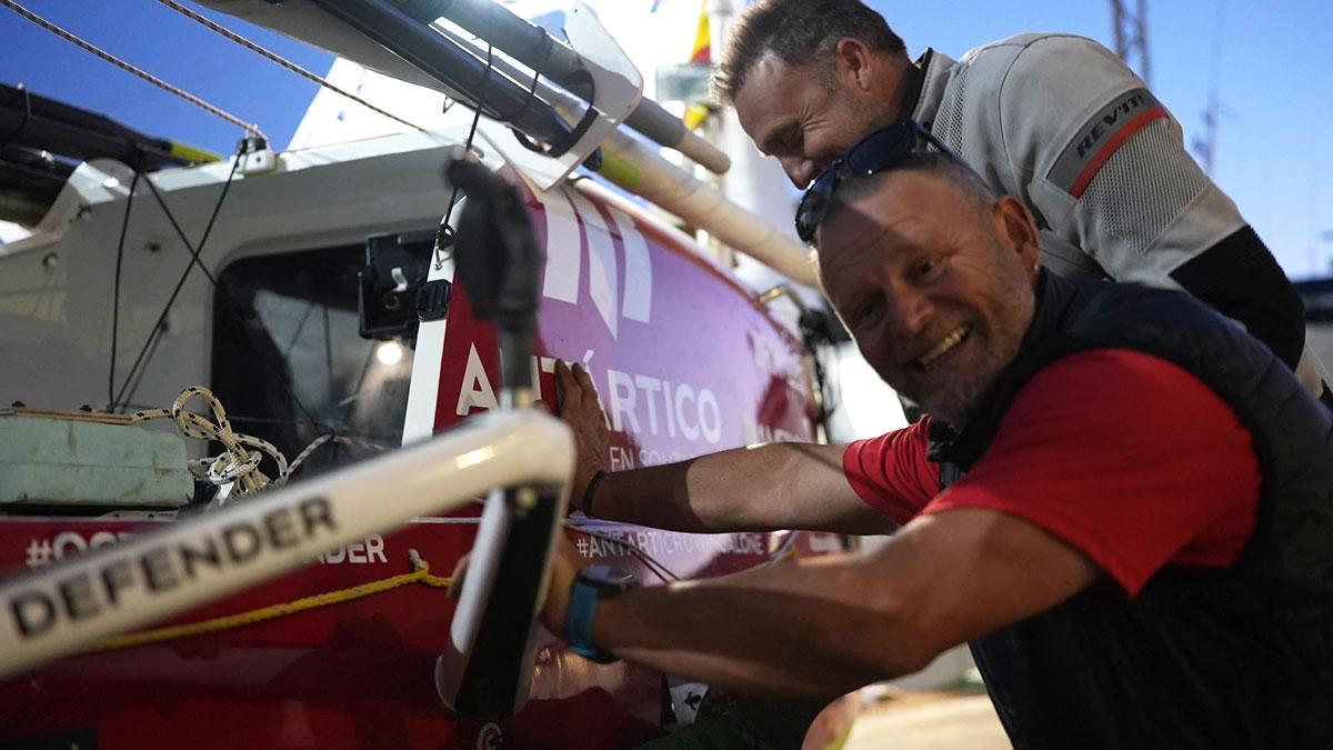 El Ocean Defender descargado en la dársena