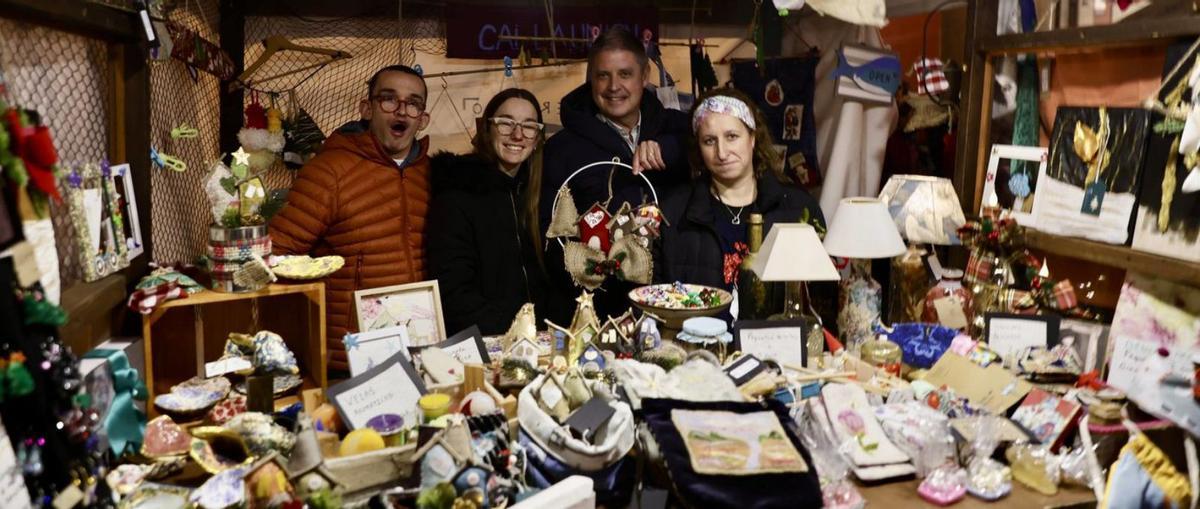 Adornos navideños por la integración en el Mercado Artesano | MARCOS LEÓN