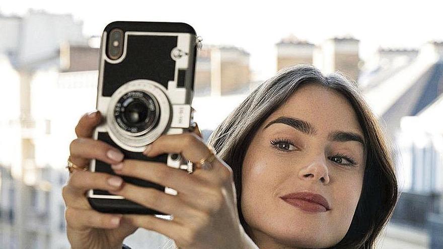 Lily Collins haciéndose un selfi.