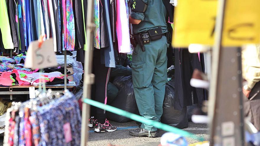 La Guardia Civil interviene cerca de 300 prendas falsificadas en la feria de Lalín