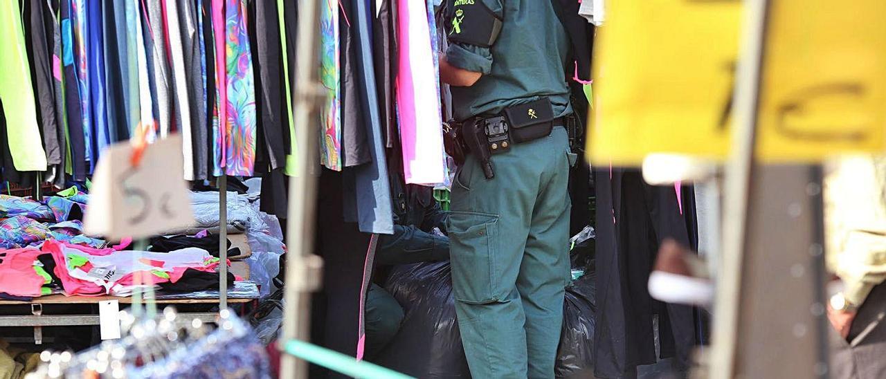 Actuación anterior de la Guardia Civil en uno de los puestos del mercadillo de Lalín. |   // BERNABÉ