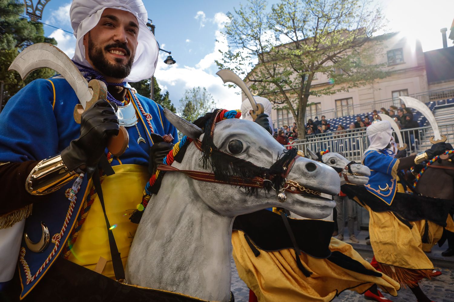 El desenfadado acto con caballos de cartón atrae cada año a un mayor número de espectadores