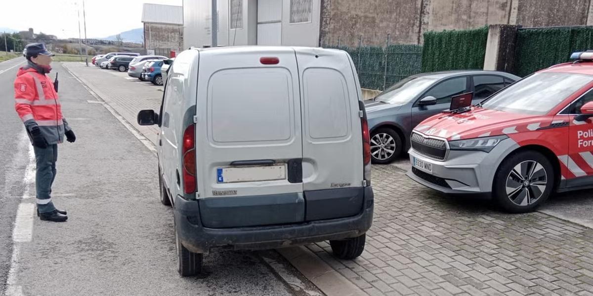 Una furgoneta parada en un control