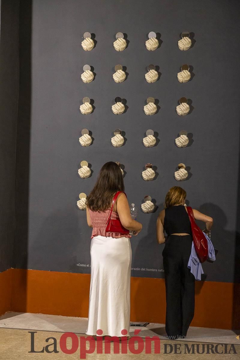 Así es la exposición 'Los Asomados' de Lidó Rico, que llega a Caravaca en su Año Jubilar