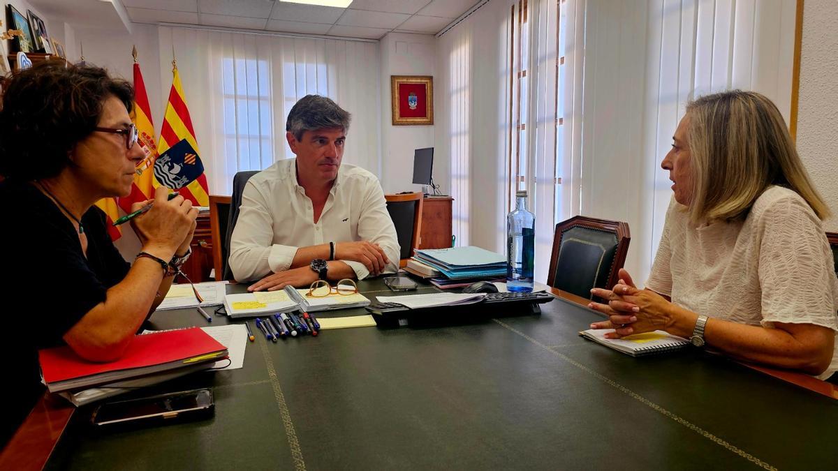 El alcalde en una reunión con la edil Comercio e Industria -izquierda-