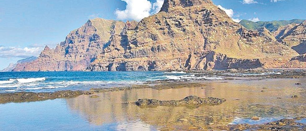 Roque de los Dos Hermanos, en La Punta del Hidalgo (La Laguna) .